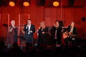 Mocedades es: Izaskun Uranga (i), Jos&eacute; Gonz&aacute;lez, Rosa Rodr&iacute;guez, Fernando Gonz&aacute;lez y Jos&eacute; Santamar&iacute;a. Karly Torres / El Tel&eacute;grafo
