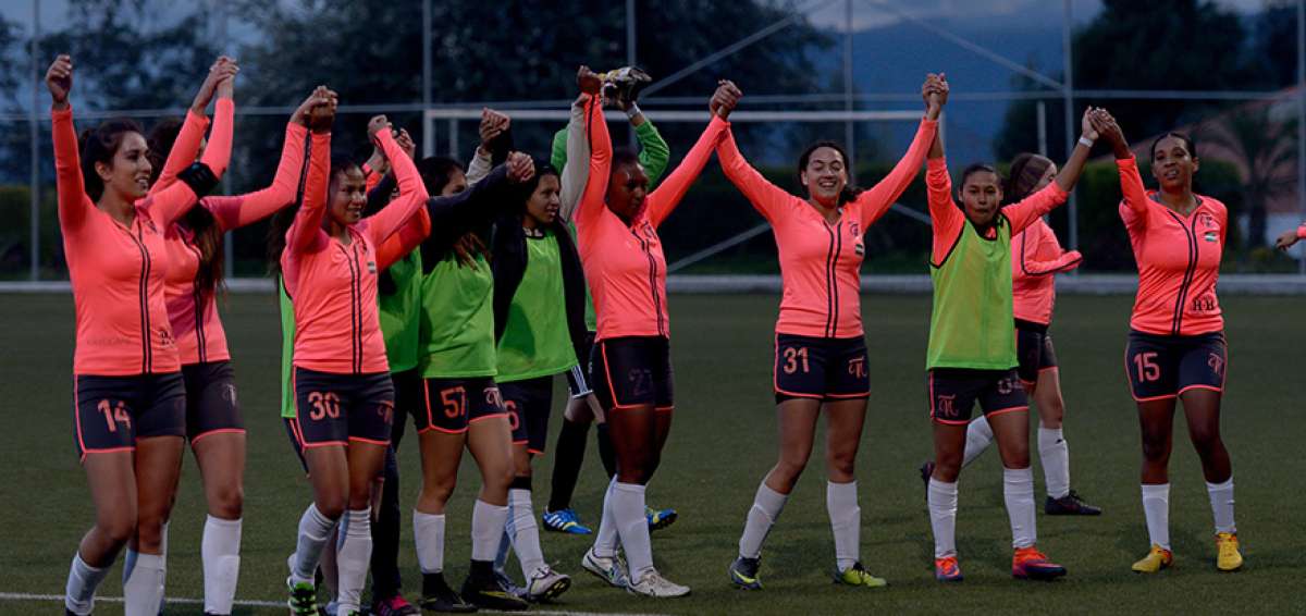 Las jugadoras de &Ntilde;a&ntilde;as celebran su clasificaci&oacute;n al cuadrangular final del torneo apertura de 2017. El ganador de la fase ir&aacute; a la final de 2017.
