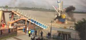 Puente de la isla Santay cay&oacute; al r&iacute;o tras choque de embarcaci&oacute;n