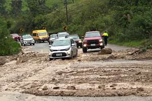 En la vía Cuenca-Girón-Pasaje se registró un deslizamiento de lodo. 