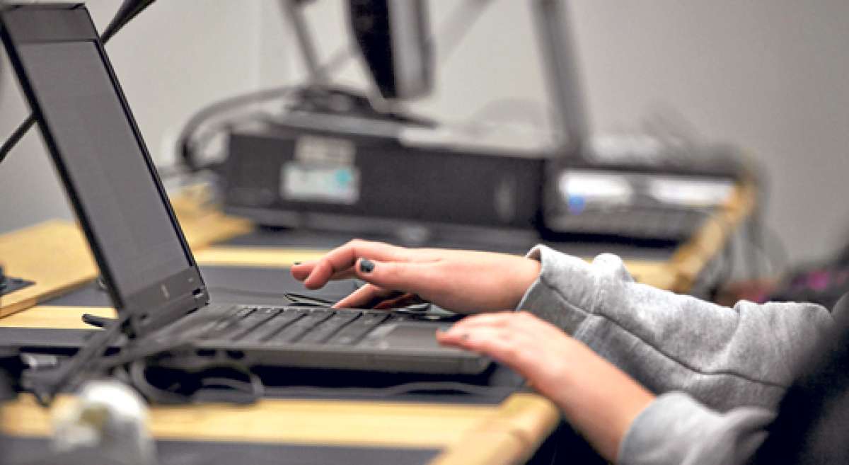 El sistema de fraude consiste en que facturas falsas son enviadas a empresas que trabajan con proveedores extranjeros, pidi&eacute;ndoles una transferencia bancaria. Imagen tomada de www.lahuelladigital.com