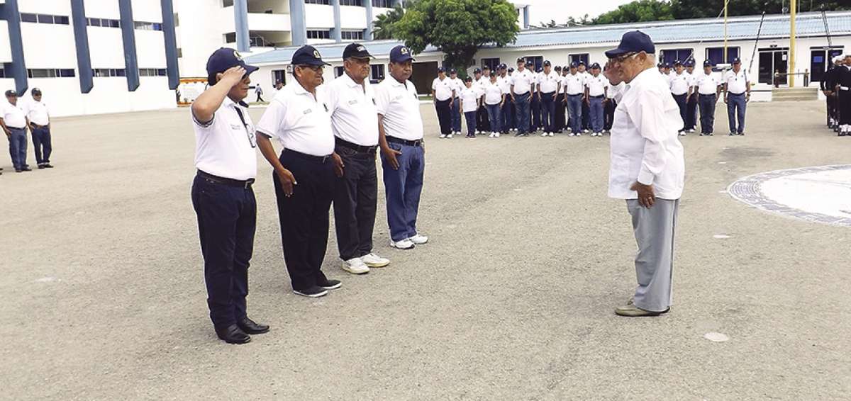Con algo m&aacute;s de 60 a&ntilde;os, quienes ingresaron a la Armada en 1978, se reunieron el s&aacute;bado pasado en la Base Naval de Salinas.