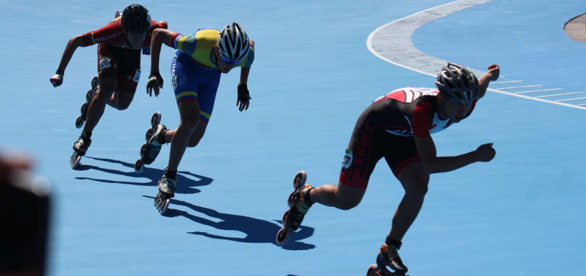 El patinador ecuatoriano, David Sarmiento (amarillo), durante su participaci&oacute;n en la prueba de los 1.000 metros sprint. Lleg&oacute; a las finales pero no consigui&oacute; subirse al podio de la distancia.  