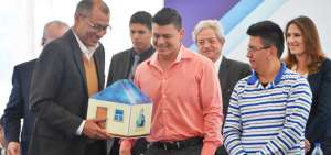 El vicepresidente de la Rep&uacute;blica, Jorge Glas, entreg&oacute; las llaves de las nuevas viviendas a dos beneficiarios.