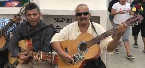 Los lagarteros (cantantes ambulantes) llegaron al cementerio central de Manta a ofrecer serenatas para los difuntos, cuatro canciones por $10