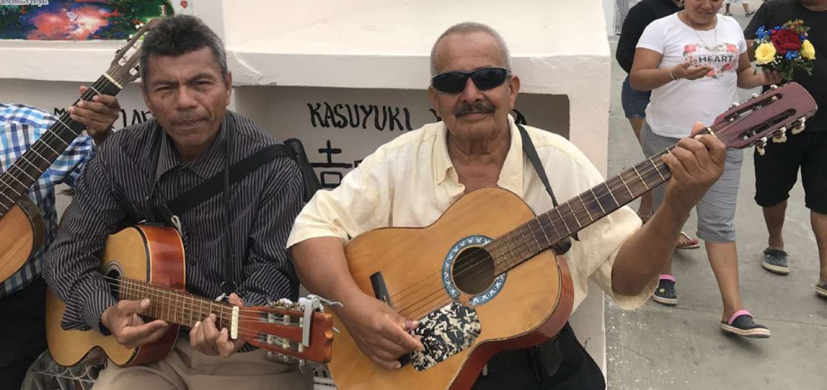 Los lagarteros (cantantes ambulantes) llegaron al cementerio central de Manta a ofrecer serenatas para los difuntos, cuatro canciones por $10