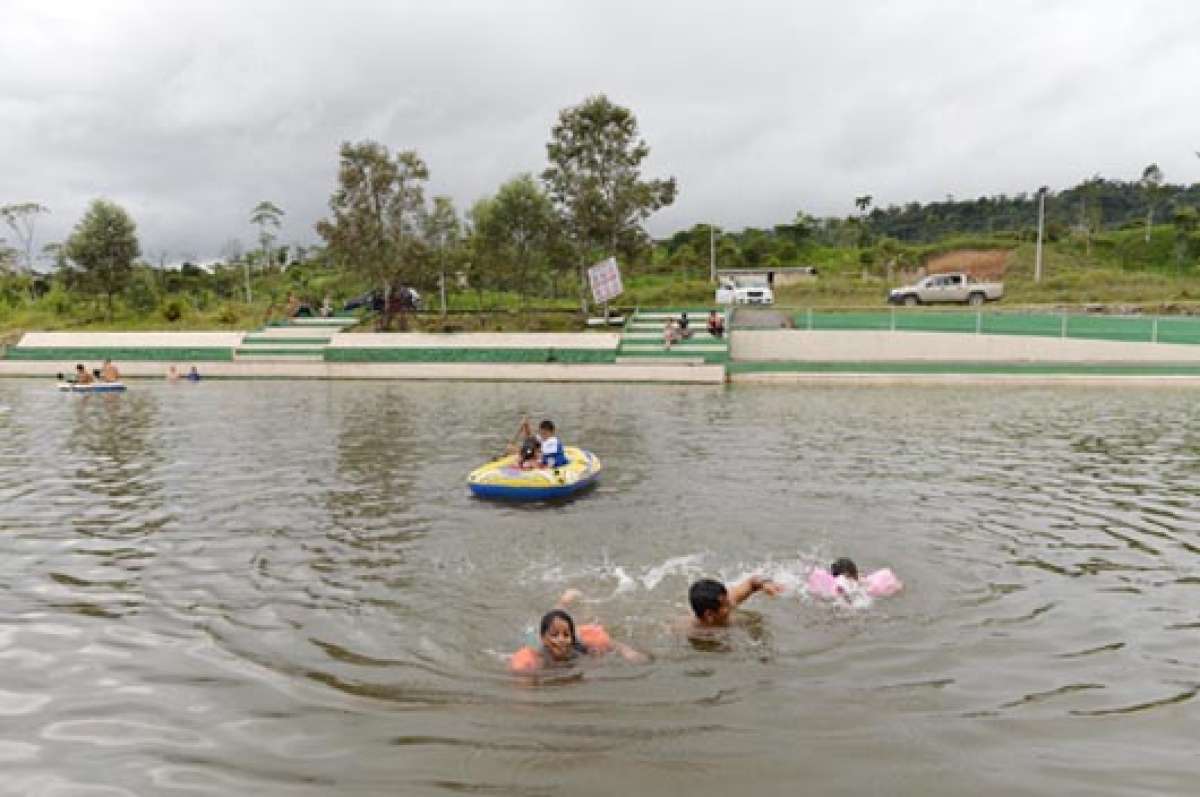 En el dique de F&aacute;tima, los ni&ntilde;os pueden practicar nataci&oacute;n y pasear en bote de forma segura, gracias a los 40 cent&iacute;metros de profundidad en la parte inicial de la represa. Fotos: Roberto Ch&aacute;vez |  El Tel&eacute;grafo