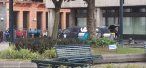 La Polic&iacute;a cerc&oacute; la zona en la que se encontr&oacute; el objetivo sospechoso, que luego fue detonado de manera controlada. 