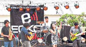 Darwin Paway (izq.), Carlos Herrera, Juan Carlos Cevallos, Daniela Meza y Jaime Lluvi integran Todos Menos Charly que gan&oacute; la Guerra de Bandas. Foto: Cortes&iacute;a