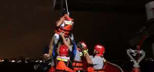 Nueve personas fueron rescatadas en puente basculante Guayaquil-Santay