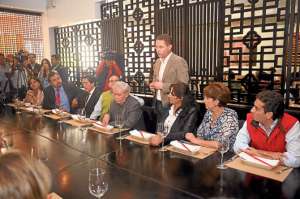 El alcalde electo se dirige a los concejales designados ayer en el restaurante Zao. Foto: Santiago Aguirre/ El Tel&eacute;grafo