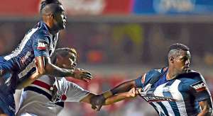Gabriel Achilier (izq.) y Jos&eacute; Luis Qui&ntilde;&oacute;nez volver&aacute;n a ser titulares en la defensa  &lsquo;azul&rsquo; en el estadio George Capwell. Foto: AFP.