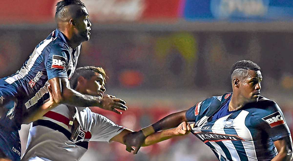 Gabriel Achilier (izq.) y Jos&eacute; Luis Qui&ntilde;&oacute;nez volver&aacute;n a ser titulares en la defensa  &lsquo;azul&rsquo; en el estadio George Capwell. Foto: AFP.