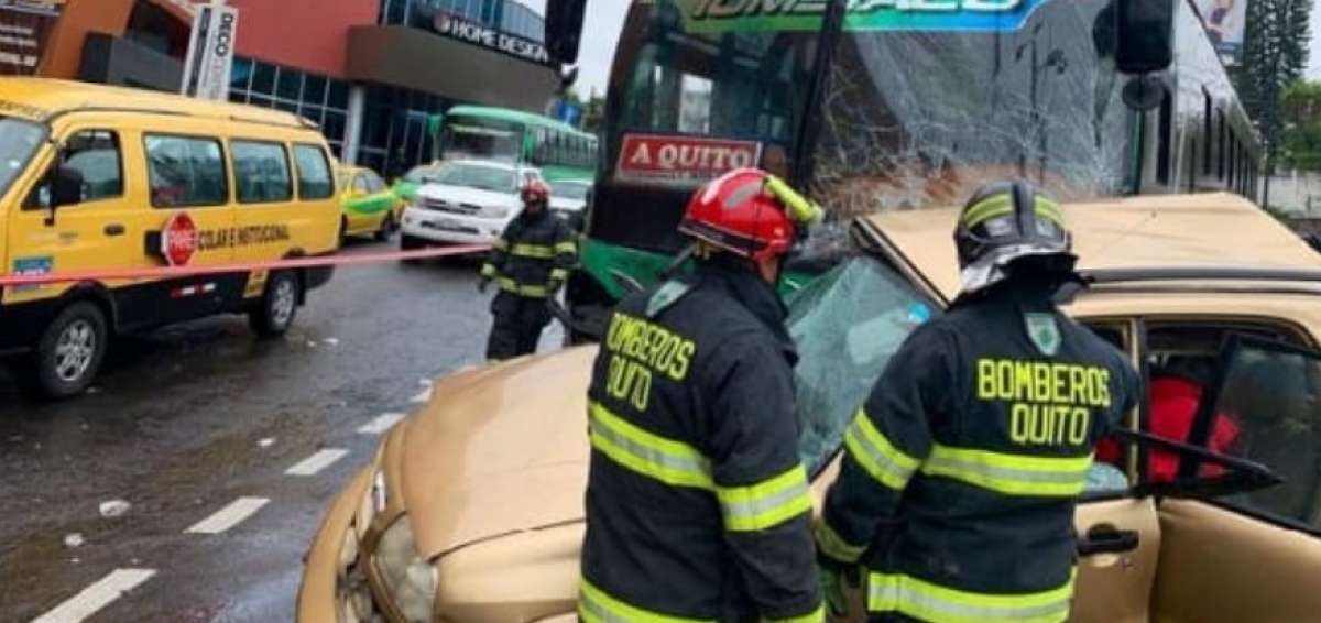 Agentes de Bomberos atendieron la emergencia que se registr&oacute; este martes. 