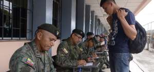 En Guayaquil, los j&oacute;venes se acercaron desde la tarde del viernes hasta los exteriores del Centro de Movilizaci&oacute;n de la Base Occidental.