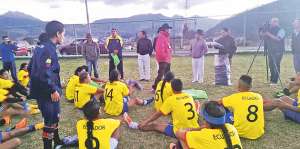 La Selecci&oacute;n Ecuatoriana de Pueblos Ind&iacute;genas recibi&oacute; indumentaria en la cancha del estadio de Peguche. Foto: Cortes&iacute;a Mario Conejo, Cotacachi