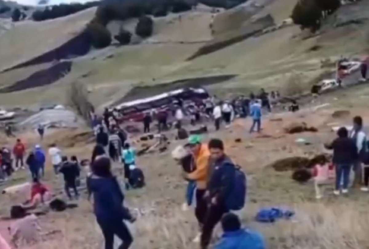 Al menos 13 muertos y decenas de heridos tras caída de bus a un abismo en la vía Guaranda–Ambato