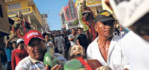 Cada a&ntilde;o con la procesi&oacute;n mar&iacute;tima se inician en Jaramij&oacute; las fiestas de san Pedro y san Pablo. Esta recorre hasta las costas de Los Arenales en Crucita y retorna luego de 3 horas de actos de fe. Foto: Rodolfo p&aacute;rraga / El Tel&eacute;grafo