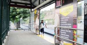 La imagen fue captada en la parada de la Metrov&iacute;a que est&aacute; en la avenida Carlos Julio Arosemena, cerca de la ciudadela Bellavista. Foto: William Orellana/El Tel&eacute;grafo