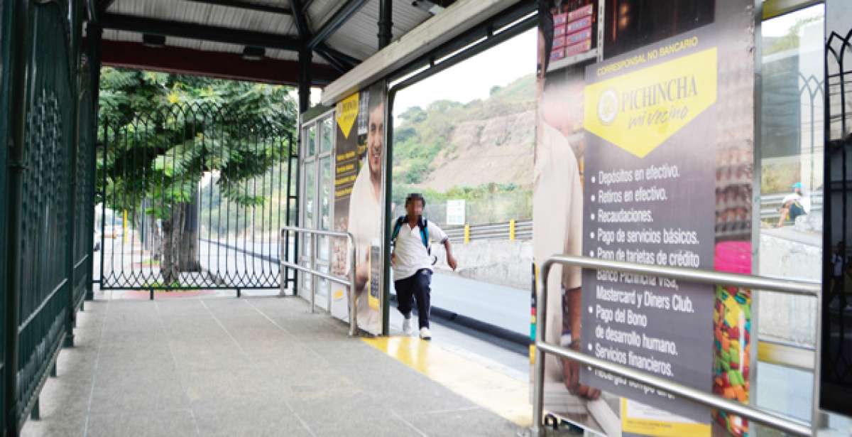 La imagen fue captada en la parada de la Metrov&iacute;a que est&aacute; en la avenida Carlos Julio Arosemena, cerca de la ciudadela Bellavista. Foto: William Orellana/El Tel&eacute;grafo