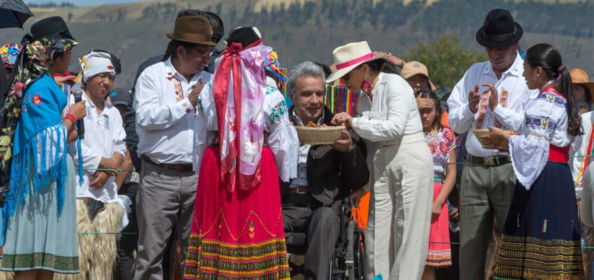 Representantes de las comunidades de Cayambe entregaron ofrendas al Presidente. Luego, comparti&oacute; una pambamesa junto con los dirijentes ind&iacute;genas de la zona norte de Pichincha.