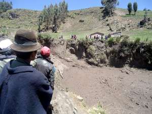 En Silveria, los habitantes tienen dificultades para cruzar de un lugar a otro debido a la crecida. Foto: Elizabeth Maggi/El Tel&eacute;grafo