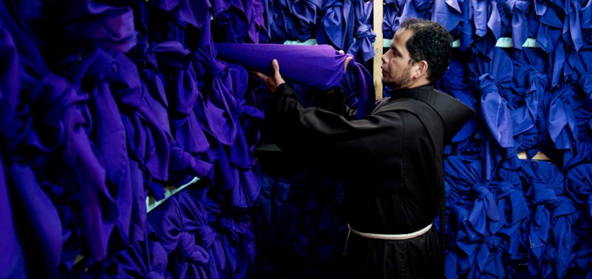 Los 1.400 trajes de cucuruchos y ver&oacute;nicas que tienen a disposici&oacute;n la orden franciscana estaban listos y reservados ayer en el convento religioso.