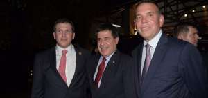 Alejandro Dom&iacute;nguez (izq.) reemplazar&iacute;a a Juan &Aacute;ngel Napout (der.) en la presidencia de la Conmebol.  