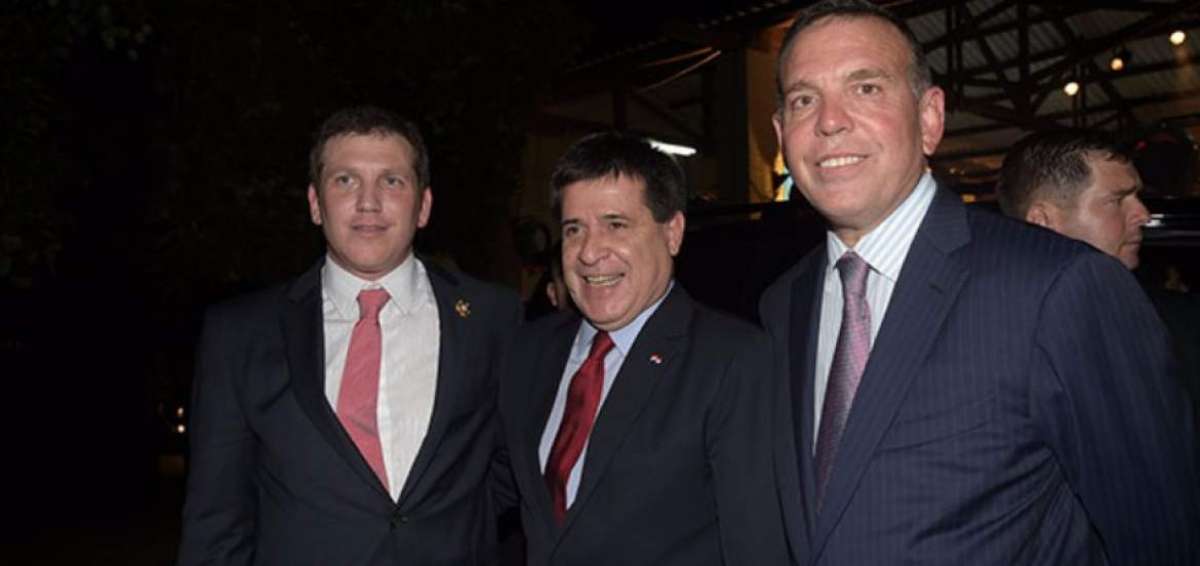 Alejandro Dom&iacute;nguez (izq.) reemplazar&iacute;a a Juan &Aacute;ngel Napout (der.) en la presidencia de la Conmebol.  