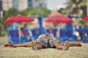 Relax total. Los turistas de la Sierra disfrutan de unos placenteros d&iacute;as en las playas de Manta. Foto: Rodolfo P&aacute;rraga / El Tel&eacute;grafo