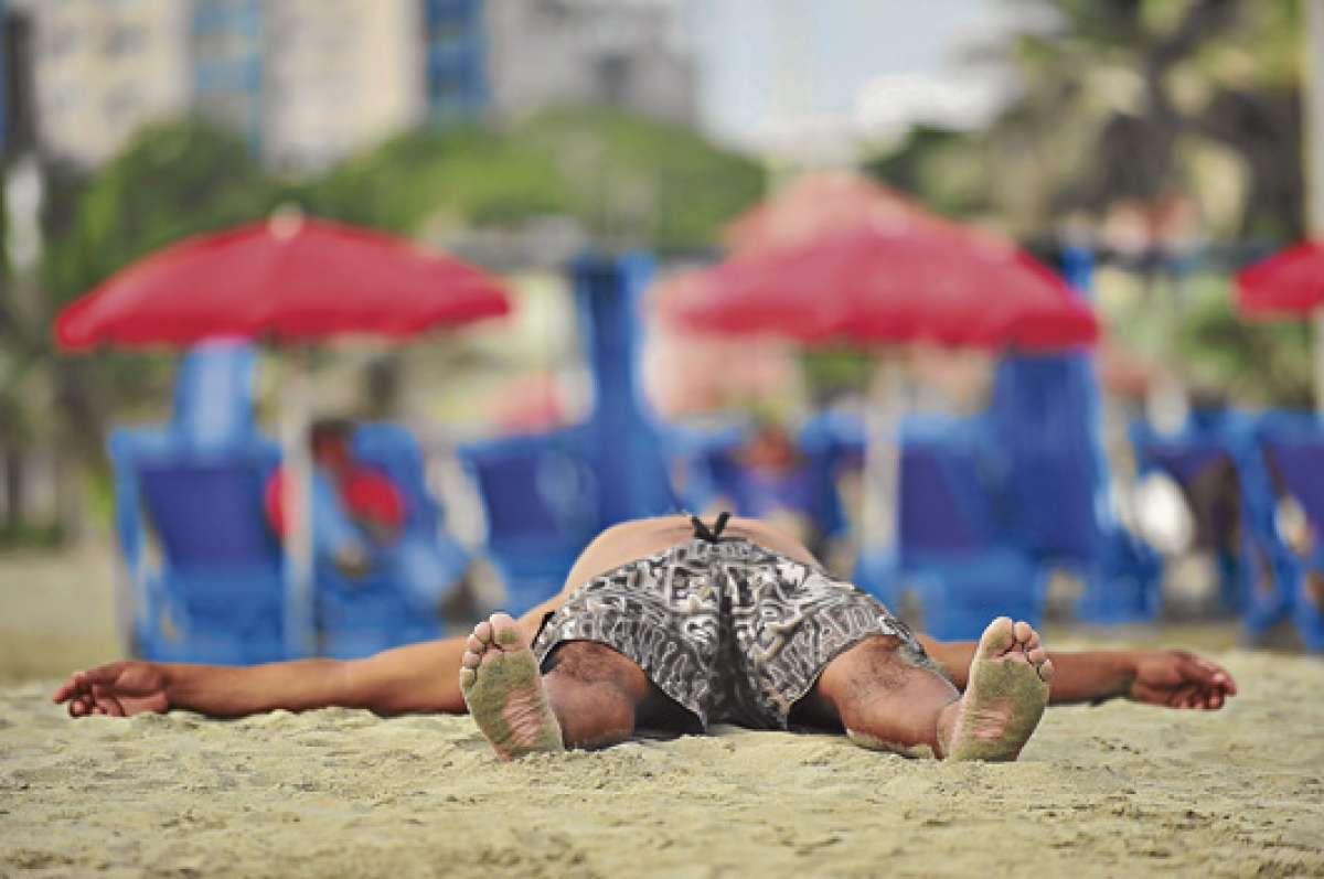 Relax total. Los turistas de la Sierra disfrutan de unos placenteros d&iacute;as en las playas de Manta. Foto: Rodolfo P&aacute;rraga / El Tel&eacute;grafo