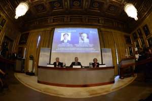 Los nuevos ganadores del Nobel de F&iacute;sica: Takaaki Kajita, de la Universidad de Tokio, y Arthur McDonald, de la Queen&rsquo;s en Kingston (Ontario, Canada). AFP