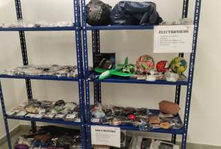 El Metro de Quito cuenta con su propia bodega para gestionar los objetivos perdidos en las estaciones y vagones. 