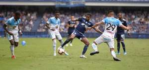 Defensas del Macr&aacute; -durante la victoria 2-1 frente a Emelec en el estadio George Capwell- intentan marcar al delantero azul Daniel Argudo.