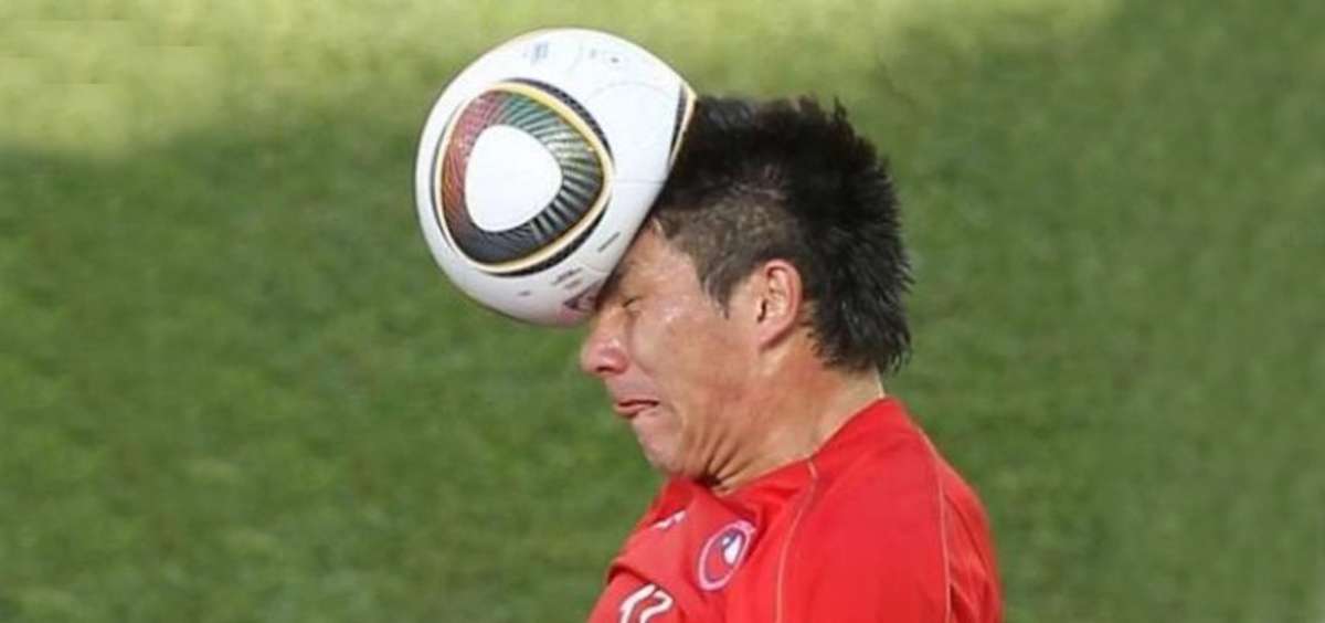 FIFA insiste en que golpear el bal&oacute;n de cabeza no causa lesiones cerebrales