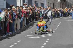Fabio D&aacute;vila lleg&oacute; en segundo lugar en la competencia de coches de madera, en el Centro Hist&oacute;rico de Quito. Foto: Fernando Sandoval/ EL TEL&Eacute;GRAFO. 