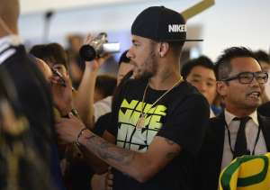 Neymar fue recibido por cientos de aficionados japoneses que le pidieron aut&oacute;grafos. Foto: EFE