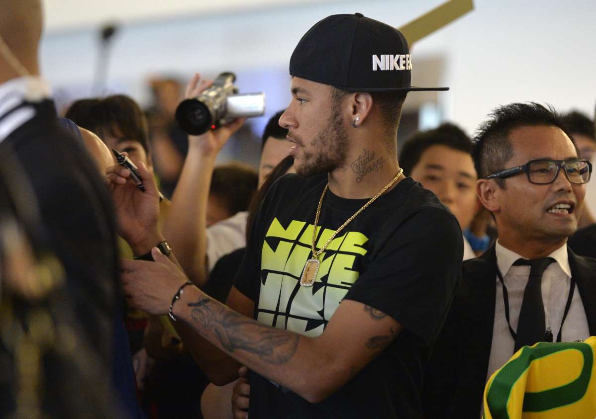 Neymar fue recibido por cientos de aficionados japoneses que le pidieron aut&oacute;grafos. Foto: EFE