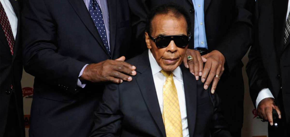 Muhammad Ali (centro) en un homenaje antes de ser hospitalizado. En los &uacute;ltimos a&ntilde;os el exboxeador luch&oacute; contra la enfermedad de Parkinson.