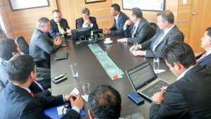Representantes de los fubolistas mantuvieron una reuni&oacute;n con el Ministro de Relaciones Laborales, Carlos Marx Carrasco (centro). Foto Cortes&iacute;a Ministerio de Relaciones Laborales