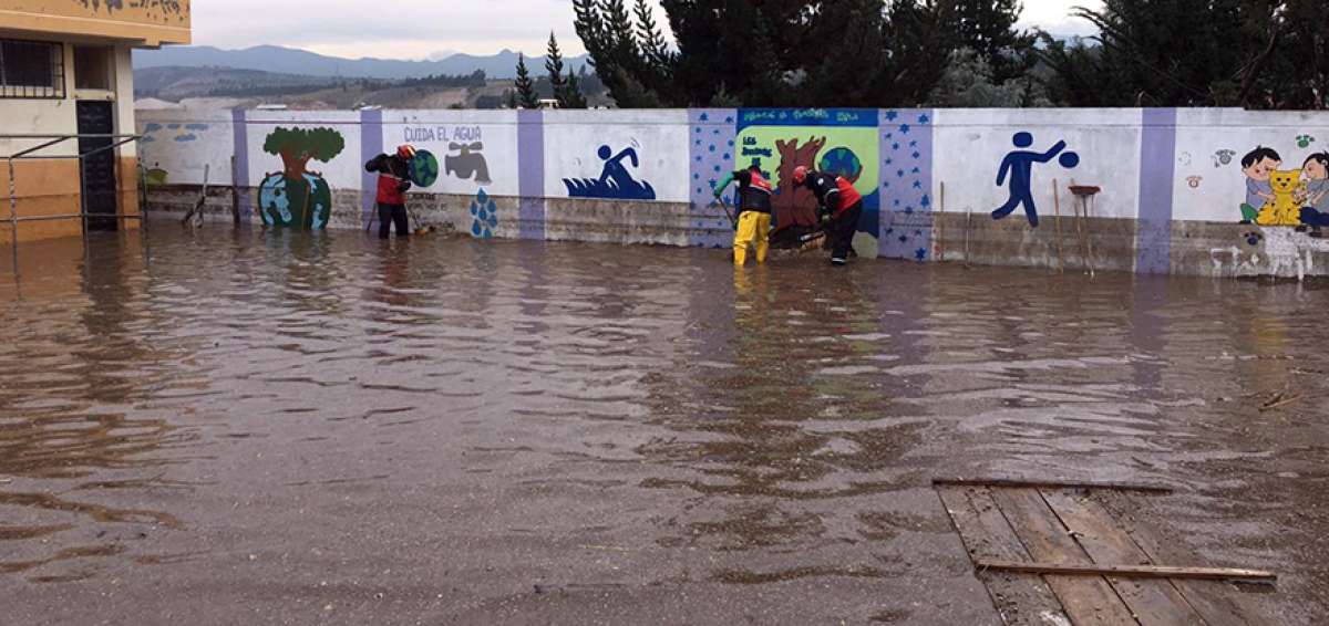 Fuerte lluvia inund&oacute; el centro de Latacunga