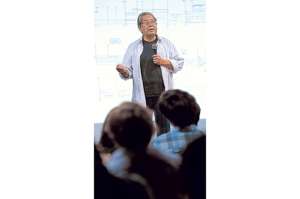 Mes&iacute;as Maiguashca habl&oacute; de su trabajo, donde no existe la partitura como elemento de aporte musical, en dos conferencias. Miguel Castro / El Tel&eacute;grafo