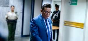 El juez Miguel Jurado Fabara ingresa a la sala para presidir la audiencia. Al final se acogi&oacute; al pedido del fiscal Carlos Baca Mancheno.