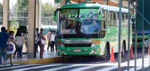 Mientras los pasajeros protestaban por la medida unilateral en la terminal interparroquial de la av. R&iacute;o Coca, los choferes exhib&iacute;an una supuesta autorizaci&oacute;n.