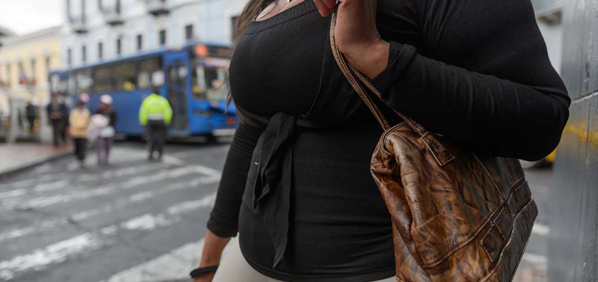Las trabajadoras sexuales buscan un espacio para laborar en las calles del Centro Hist&oacute;rico de Quito. 