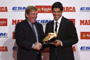 Kenny Daglish (i.), ext&eacute;cnico del Liverpool, le entreg&oacute; el trofeo a Luis Su&aacute;rez. Foto: AFP