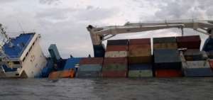 El Isla Bartolom&eacute; transportaba 160 contenedores con mercader&iacute;a rumbo a Gal&aacute;pagos cuando se accident&oacute;.