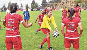 Las jugadoras de la Tricolor se divierten durante una pr&aacute;ctica en la Casa de la Selecci&oacute;n antes del repechaje mundialista contra Trinidad y Tobago. Foto: Cortes&iacute;a