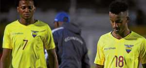 &rarr;Michael Estrada (i) y Jefferson Orejuela se muestran descontentos tras la derrota de Ecuador 3-1 ante Argentina en el cierre de las eliminatorias 2018.