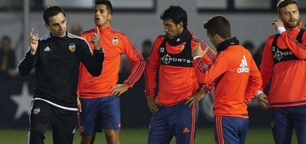 Neville (i), desde que dirige al Valencia, ha cosechado 2 empates, una derrota y un triunfo.